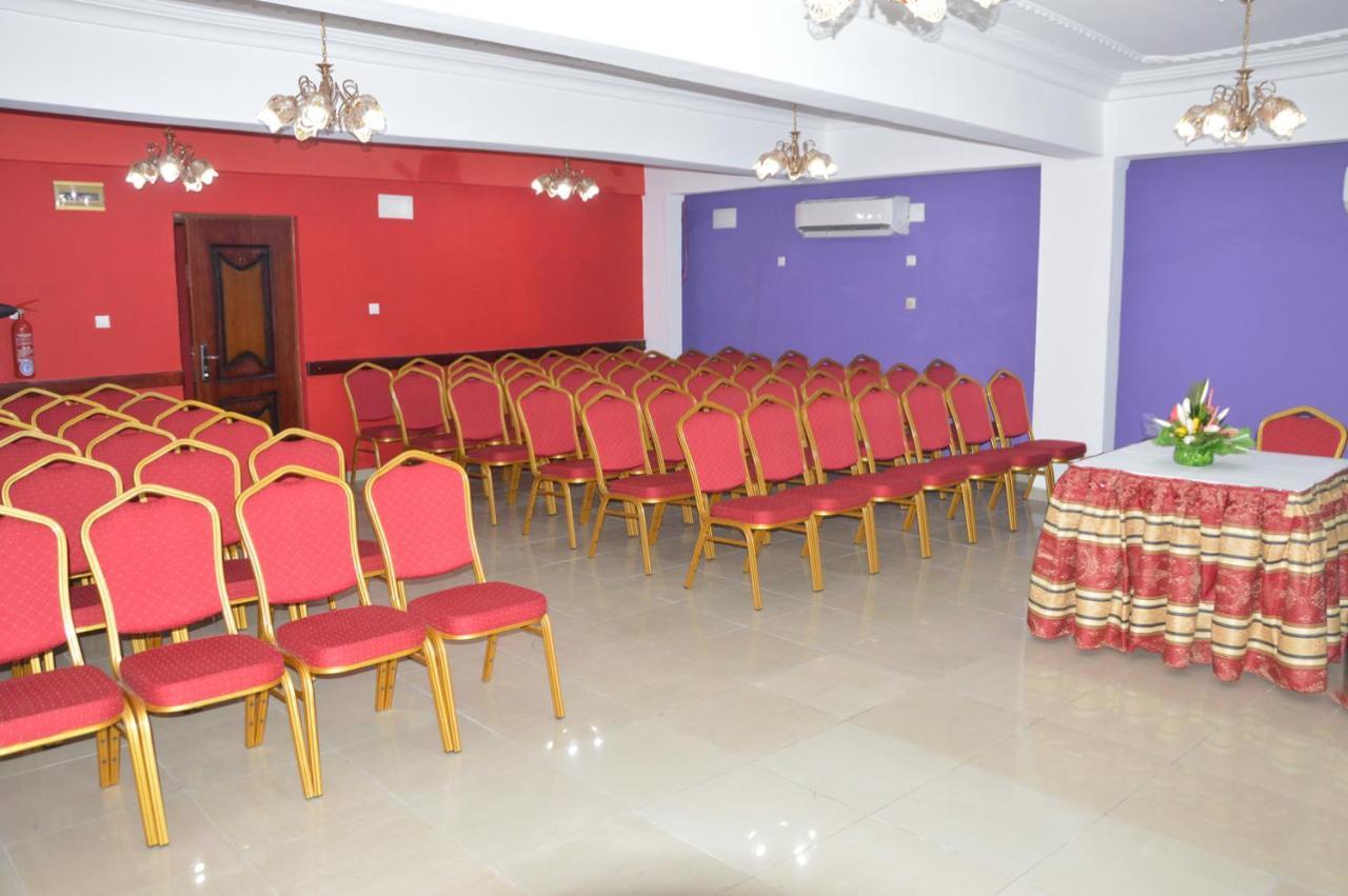 Hotel Vallee Des Princes Douala Buitenkant foto