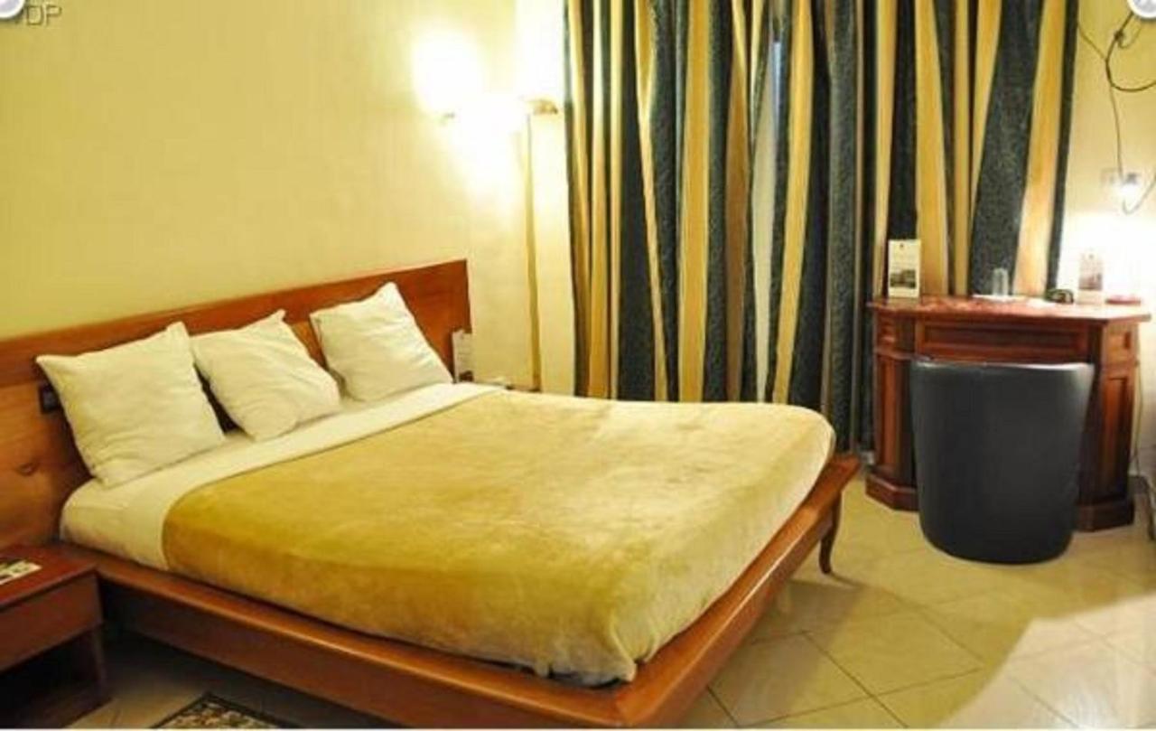 Hotel Vallee Des Princes Douala Buitenkant foto