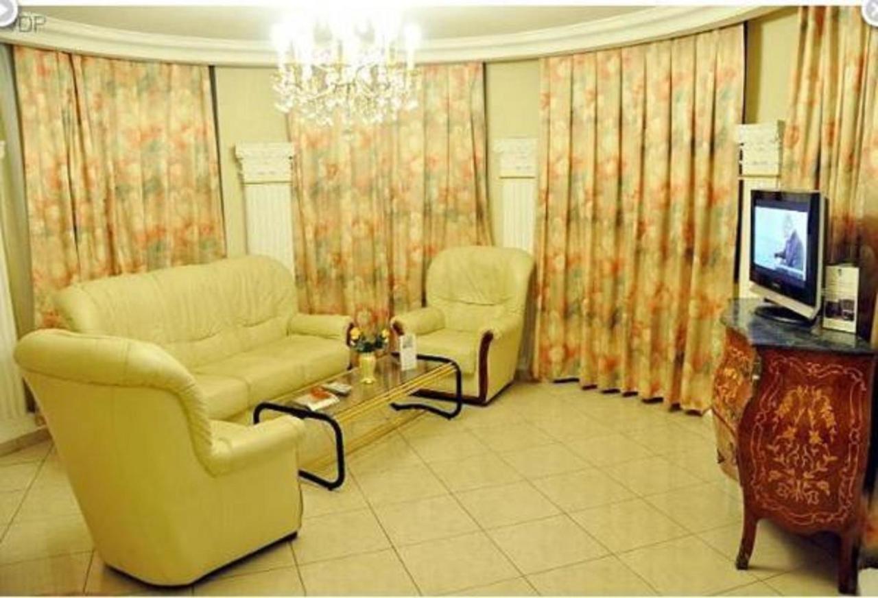 Hotel Vallee Des Princes Douala Buitenkant foto