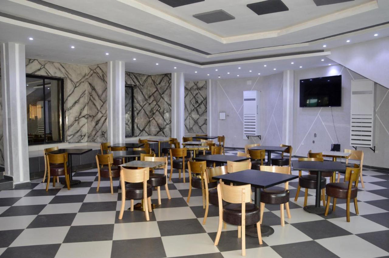 Hotel Vallee Des Princes Douala Buitenkant foto