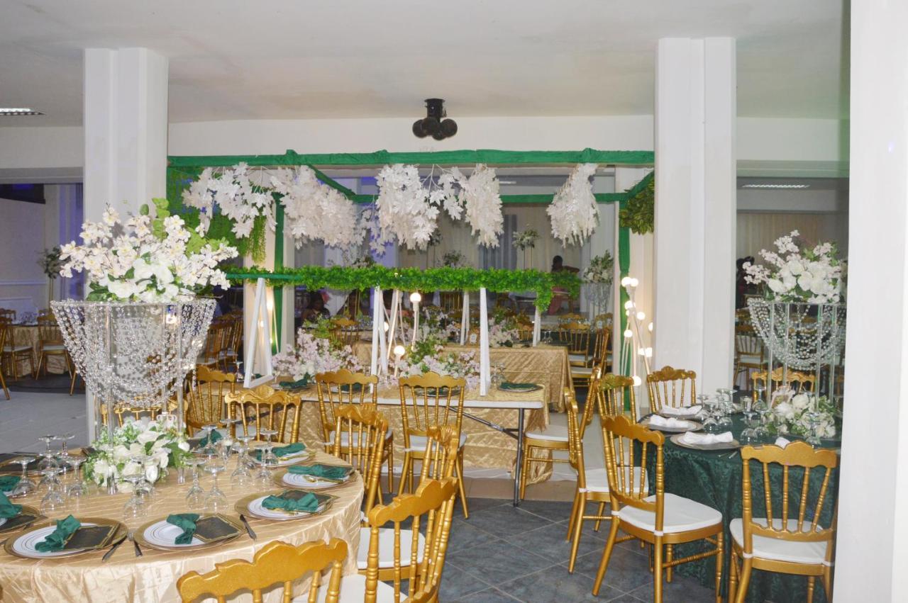 Hotel Vallee Des Princes Douala Buitenkant foto
