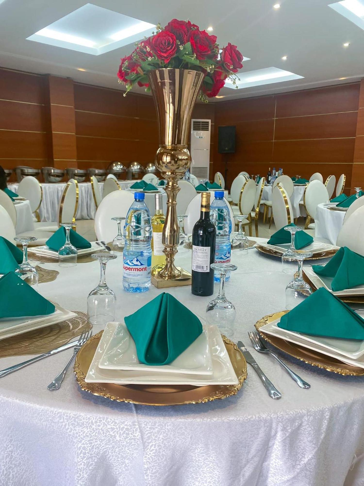 Hotel Vallee Des Princes Douala Buitenkant foto