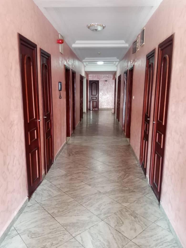Hotel Vallee Des Princes Douala Buitenkant foto