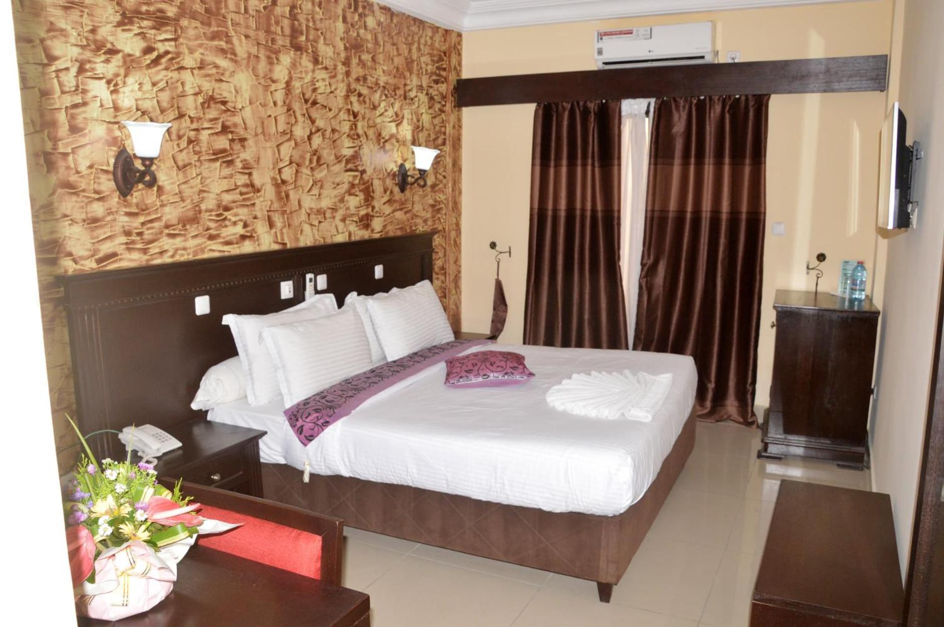 Hotel Vallee Des Princes Douala Buitenkant foto