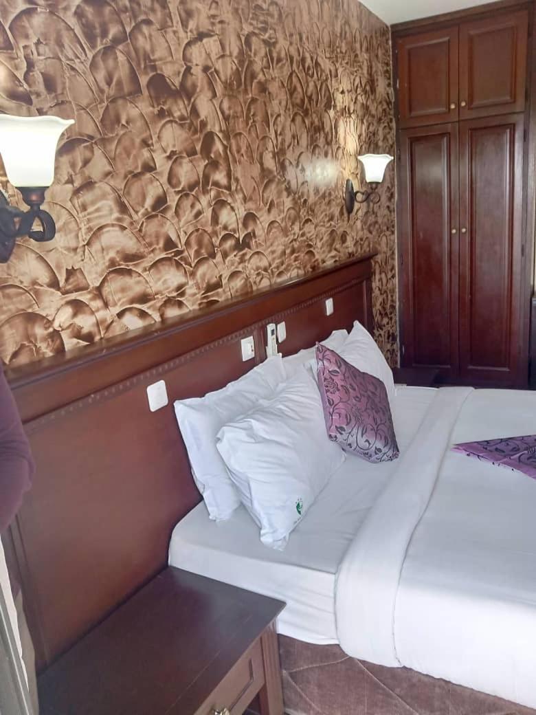 Hotel Vallee Des Princes Douala Buitenkant foto